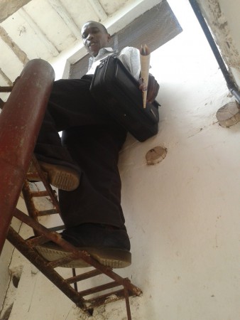 Gilbert får kämpa för att ta sig till dörrarna. Ser ni trappen?